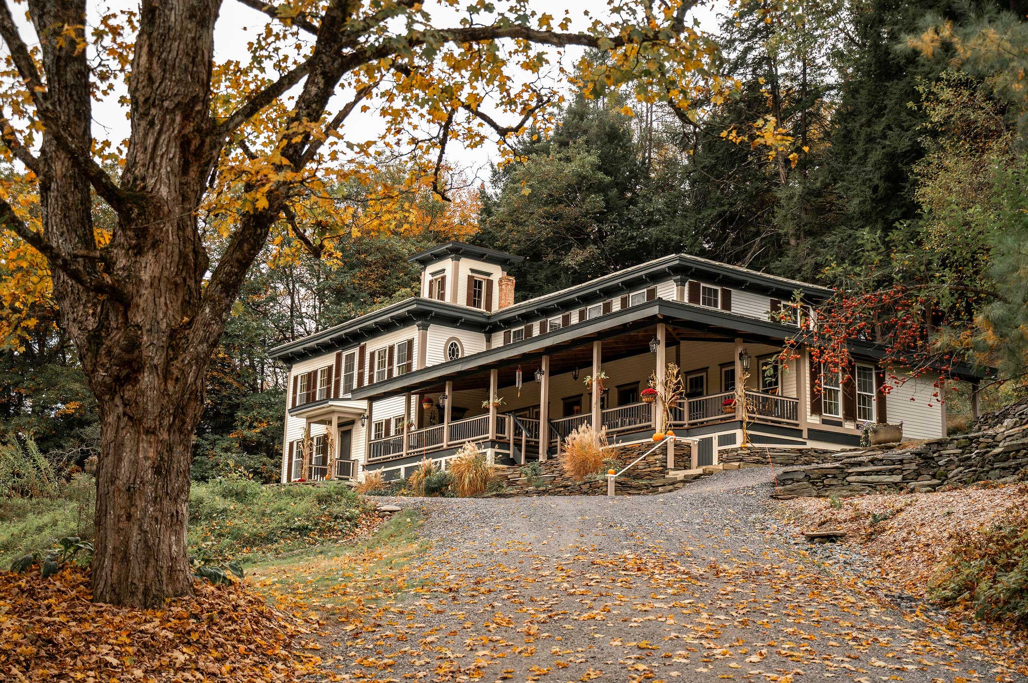 KateSeymourPhotography-fall-house-43 a photo of Cobble House seen from looking up the driveway